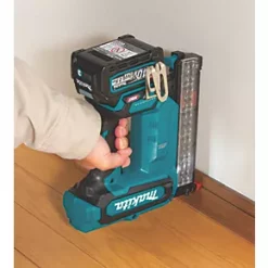 Makita FN001GD201 40mm 40V 2 x 2.5Ah Li-Ion XGT Brushless Second Fix Cordless Nail Gun -Collated Nails Shop 300VV A5